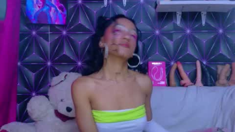 Snapshot of kylie_moan chatting on 29, 10, 2025 KYLIE online show from 29, 10, 2025