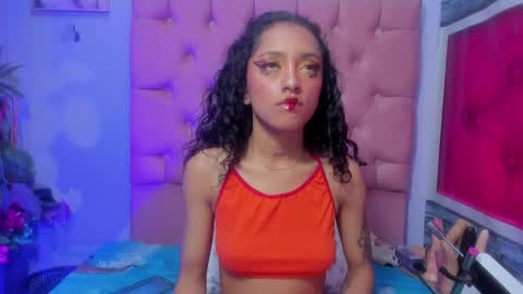 Snapshot of kylie_moan chatting on 2, 11, 2025 KYLIE online show from 2, 11, 2025