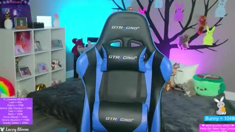 Lacey Bloom online show from 16, 4, 2026