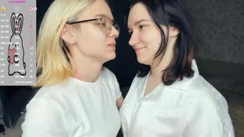 Violet and Isabel online show from 19, 5, 2026