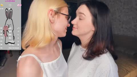 Violet and Isabel online show from 23, 5, 2026