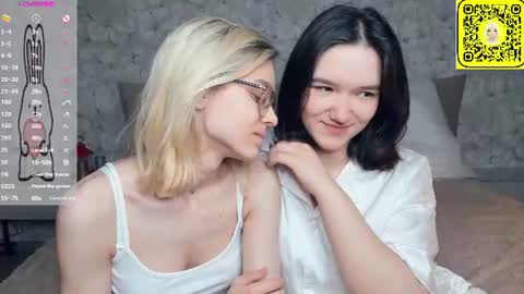 Snapshot of lacyedison chatting on 29, 6, 2026 Violet and Isabel online show from 29, 6, 2026