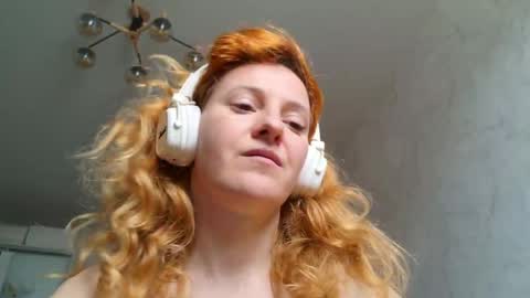 Snapshot of ladybigsmile chatting on 2, 5, 2026 Sima Ladybigsmile online show from 2, 5, 2026
