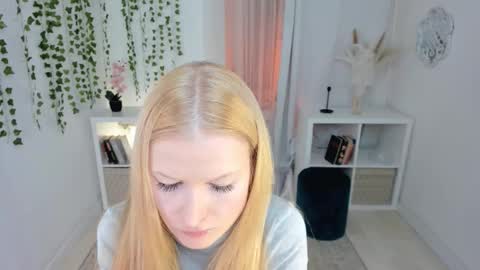 Snapshot of laly_peach chatting on 4, 12, 2025 Laly online show from 4, 12, 2025
