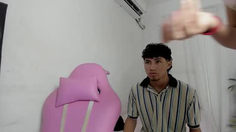 Snapshot of laura_and_kevin chatting on 7, 1, 2026 laura_and_kevin online show from 7, 1, 2026