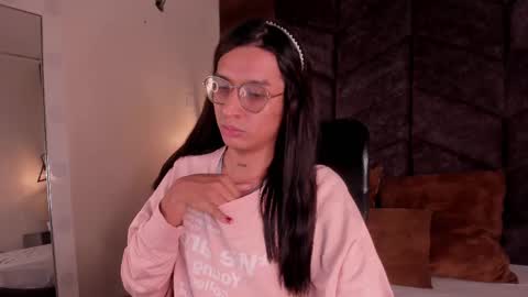 lauraagomezz__ online show from 25, 2, 2025