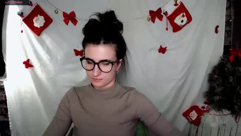 Snapshot of lauradre_ chatting on 5, 1, 2025 Laura online show from 5, 1, 2025