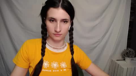 Snapshot of lauradre_ chatting on 5, 2, 2025 Laura online show from 5, 2, 2025