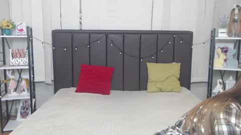 Snapshot of laurahlot chatting on 19, 10, 2025 LauraHlot online show from 19, 10, 2025