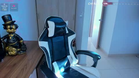 Snapshot of laurenth_foxy chatting on 10, 1, 2025 lau online show from 10, 1, 2025