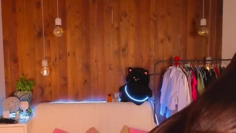 Annie online show from 28, 3, 2026