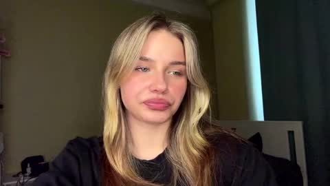 Snapshot of laurineleconey chatting on 1, 6, 2026 Bella online show from 1, 6, 2026