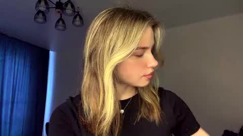 Snapshot of laurineleconey chatting on 24, 6, 2026 Bella online show from 24, 6, 2026