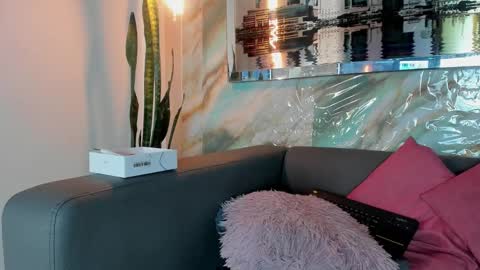 Layla online show from 8, 3, 2025