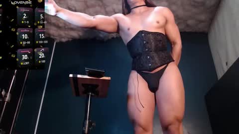 Layla   help me with your thumbs up its important  online show from 26, 10, 2025