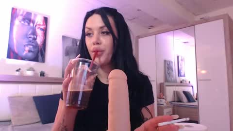 laylacruz online show from 8, 3, 2025