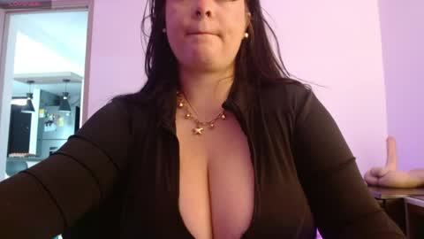 Snapshot of layna_cold chatting on 8, 4, 2026 Vannessa online show from 8, 4, 2026