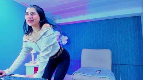 leamoreau__ online show from 18, 12, 2025