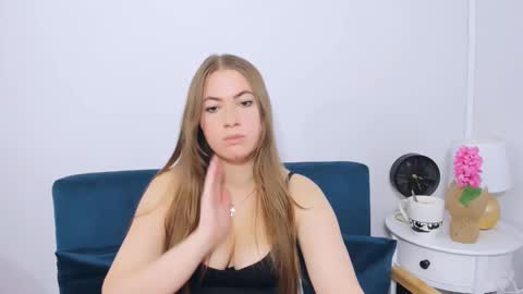 Snapshot of leaslim chatting on 7, 11, 2025 Lea online show from 7, 11, 2025