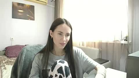 Snapshot of leila_monaco chatting on 8, 9, 2025 Leila online show from 8, 9, 2025
