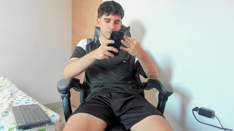 Snapshot of leo_jones389 chatting on 20, 1, 2025 Leo Jones online show from 20, 1, 2025