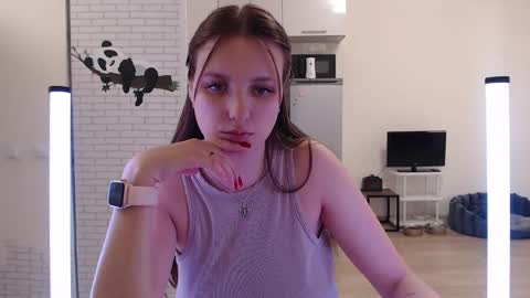 Leonaalove online show from 15, 4, 2026