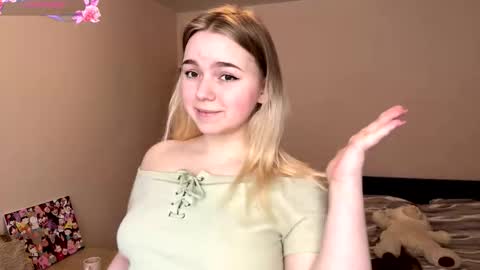 Snapshot of leotafredericks chatting on 18, 1, 2026 Hello everyone Im Lora Its my first day Were going to have fun together online show from 18, 1, 2026