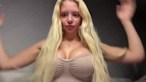 Snapshot of lesi_moonie chatting on 7, 6, 2026 Lesi Join my fanclub before use my fanmenu online show from 7, 6, 2026