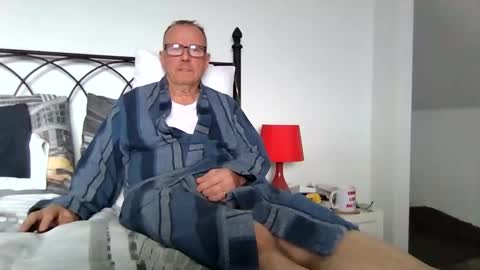 Snapshot of letmestrip chatting on 12, 9, 2025 paul online show from 12, 9, 2025