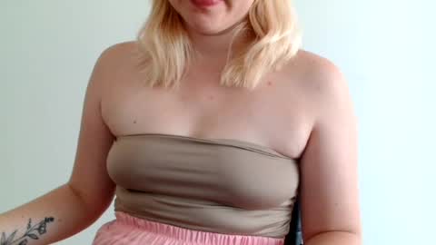 Snapshot of leyla_le chatting on 4, 8, 2026 Leyla online show from 4, 8, 2026