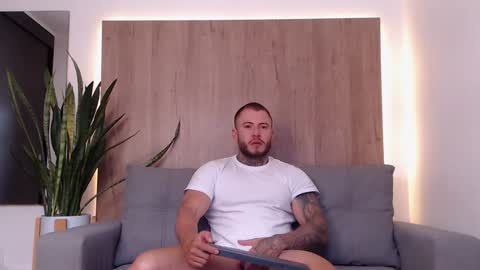 Snapshot of lianjones9 chatting on 5, 1, 2025 lianjones9 online show from 5, 1, 2025