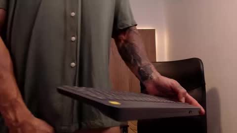 Snapshot of lianjones9 chatting on 22, 10, 2025 lianjones9 online show from 22, 10, 2025