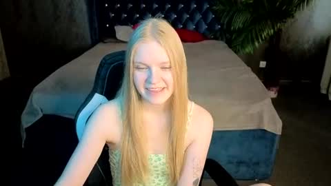 Snapshot of lil_cookie_monster chatting on 18, 7, 2026 Erica online show from 18, 7, 2026