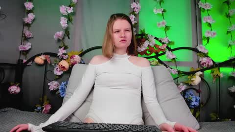 hi guys Im new here Im 18 years oldIve never had sex online show from 19, 1, 2025