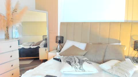 Lili  online show from 2, 2, 2025