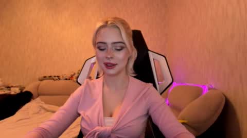 Snapshot of lillianazore chatting on 16, 11, 2025 Alice online show from 16, 11, 2025