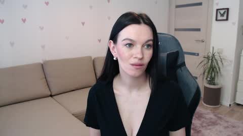 lilliyves online show from 7, 4, 2026