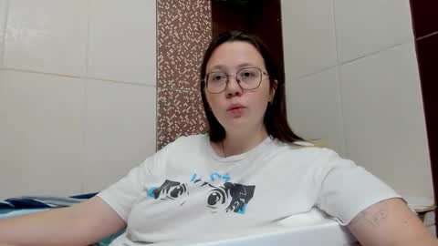 Snapshot of lily_cheys chatting on 12, 10, 2025 Lily Chays online show from 12, 10, 2025