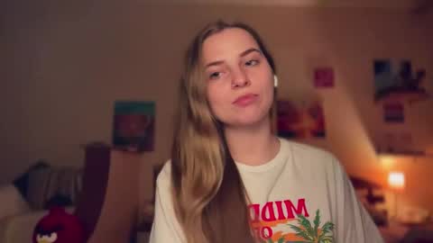 Snapshot of lily_smily chatting on 28, 10, 2025 Lily online show from 28, 10, 2025