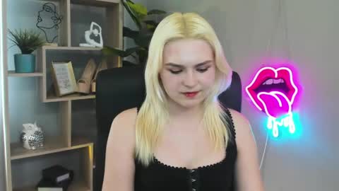 Snapshot of lilysweetxo chatting on 28, 4, 2026 Lily online show from 28, 4, 2026