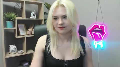 Snapshot of lilysweetxo chatting on 8, 5, 2026 Lily online show from 8, 5, 2026