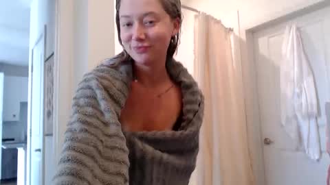 Snapshot of lilyyymonroee chatting on 5, 10, 2025 Lily Monroe online show from 5, 10, 2025