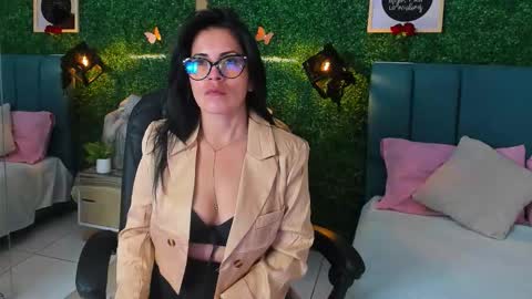 Lina  online show from 12, 11, 2025