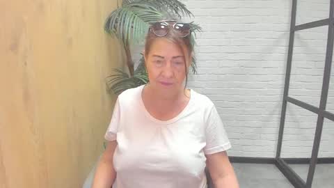 Snapshot of lindahottie chatting on 5, 6, 2026 Linda online show from 5, 6, 2026