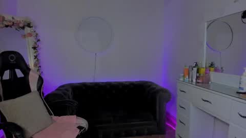 Lindsay    online show from 13, 2, 2025