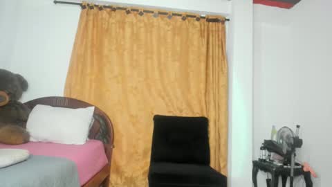 Snapshot of lissa_petitee chatting on 6, 3, 2025 lissa_petitee online show from 6, 3, 2025