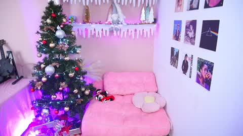Snapshot of little_effy18_ chatting on 20, 12, 2024 Little Effy online show from 20, 12, 2024