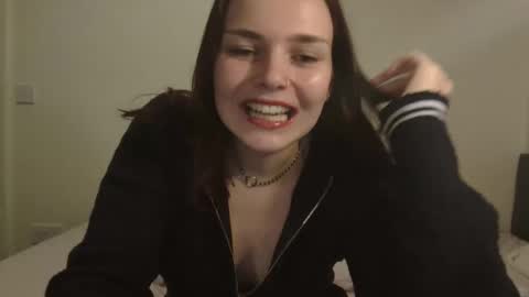 Snapshot of little_kinky_gal chatting on 20, 10, 2025 little_kinky_gal online show from 20, 10, 2025