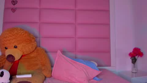Snapshot of littlee_emma_ chatting on 11, 1, 2025 littlee_emma_ online show from 11, 1, 2025