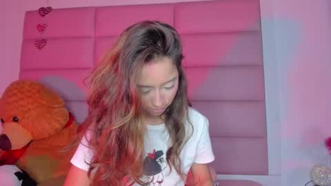 Snapshot of littlee_emma_ chatting on 31, 1, 2025 littlee_emma_ online show from 31, 1, 2025